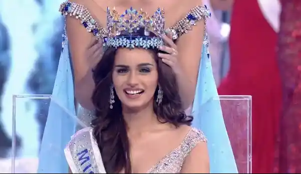 Manushi Chhillar being crowned Miss World 2017.