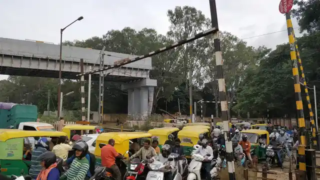 With the increasing vehicle population, traffic jams have become part of people’s daily lives. 