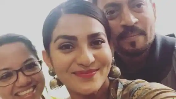 Parvathy, Irrfan and Tanuja all smiles for a selfie. 