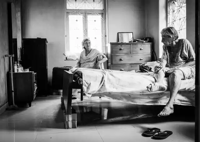 Rhoda and her daughter Hootakshi, live in a lovely old house in Dadar-Parsi colony. 