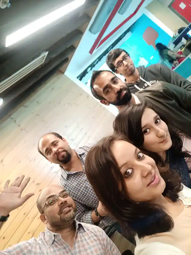 With the OPPO F5, anytime is selfie time.