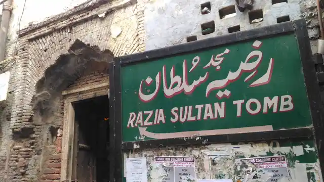 The sole signboard guiding you to the tomb.