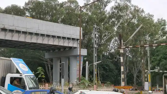 The railway crossing sees long traffic blocks several times a day. 