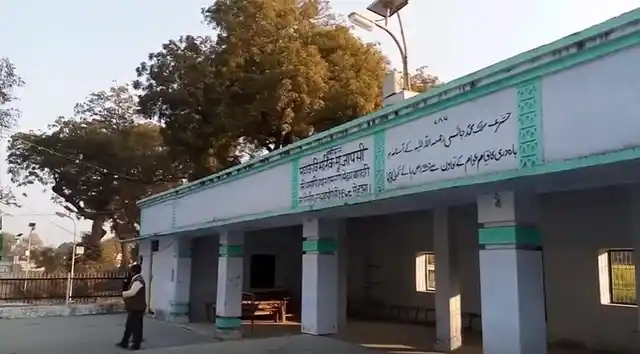Jayasi attained the status of a Sufi saint more than a century after his death. 