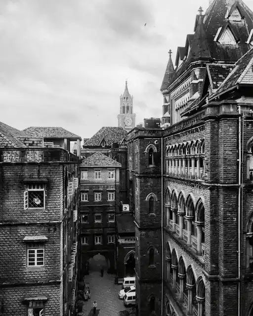 The Bombay High Court’s architecture follows the pattern of an Indo-Western fusion, back from the time of colonial India. 