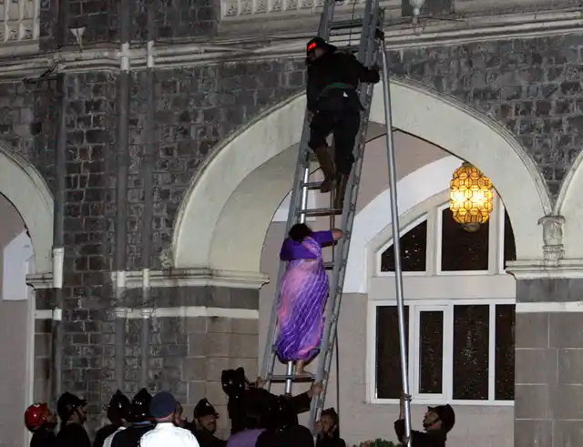 NSG Commandos help a guest escape from the Taj Mahal hotel.