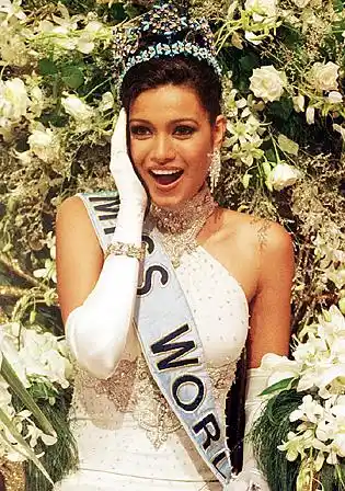 Diana Hayden being crowned Miss World in 1997. 