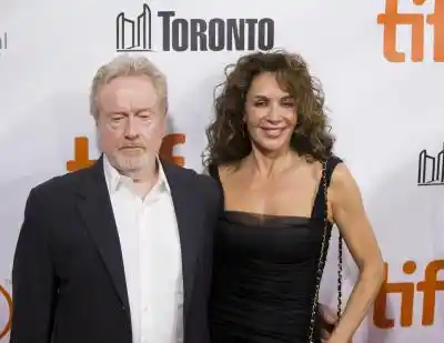 TORONTO, Sept. 12, 2015 (Xinhua) -- Director Ridley Scott (L) and his wife pose for photos before the world premiere of the film "The Martian" at Roy Thomson Hall during the 40th Toronto International Film Festival in Toronto, Canada, Sept. 11, 2015. The 40th Toronto International Film Festival (TIFF) runs from Sept. 10-20, 2015. (Xinhua/Zou Zheng/IANS) (zjy)