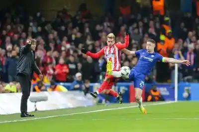 LONDON, Dec. 6, 2017 (Xinhua) -- Antoine Griezmann of Atletico Madrid battles with Gary Cahill(R) of Chelsea during the UEFA Champions League Group C match between Chelsea and Atletico Madrid at Stamford Bridge in London, Britain on Dec. 5, 2017. The match drew 1-1. (Xinhua/Richard Washbrooke/IANS)