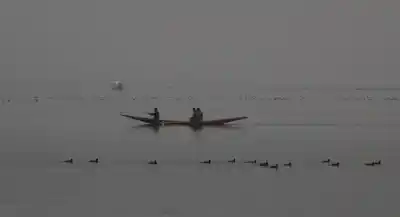 Srinagar: A boatman rows his boat through the chilled waters of Dal Lake on a foggy day in Srinagar on Dec 7, 2017. (Photo: IANS)