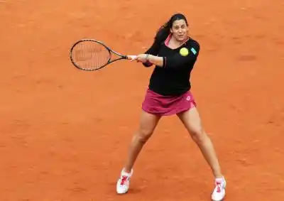 PARIS, May 29, 2013 (Xinhua) -- Marion Bartoli of France hits a return during her women
