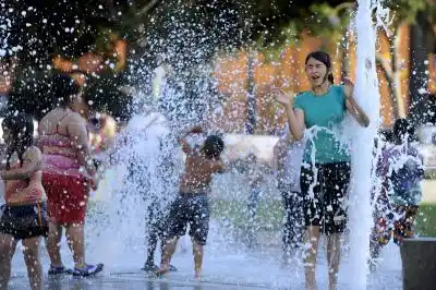 SAN FRANCISCO, July 4, 2013 (Xinhua/IANS) -- Children cool off in the spray of a fountain in San Jose, north California, July 2, 2013. A heat wave sweeps through north California since June 30, pushing local governments open public facilities to help reisdents prevent from the heat. (Xinhua/Chen Gang)