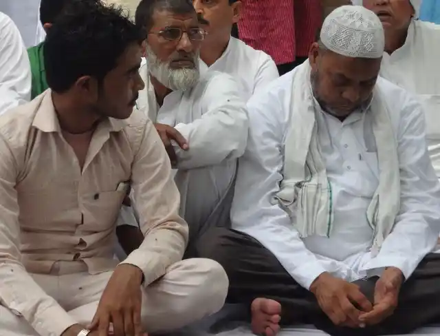 Pehlu Khan’s son, Irshad (left) and Junaid’s father, Jalaluddin share their grief at Jantar Mantar. (Photo Courtesy: Facebook/Abha Dev Habib)