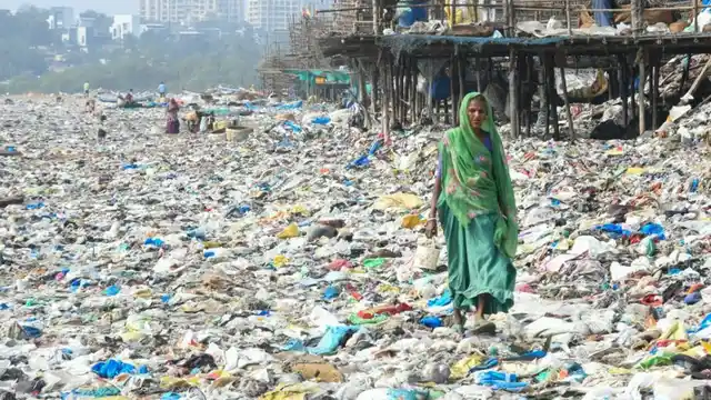 Reports claimed that 80 tonnes of waste were dumped on Mumbai’s beaches by Cyclone Ockhi’s winds.