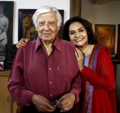 Barkha Roy shares the frame with Indian artist, Krishen Khanna.