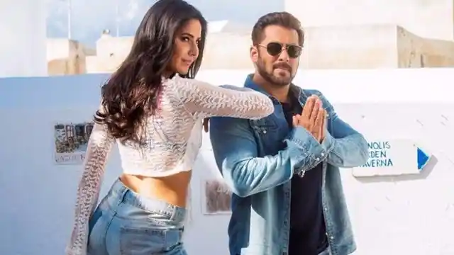 Salman Khan and Katrina Kaif in the song <i>Swag Se Swag </i>from <i>Tiger Zinda Hai.</i>