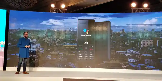 Gummi Hafsteinsson talking up Assistant on JioPhone.
