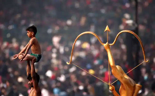 Indian artists perform during the Republic Day parade in New Delhi, India, 26 January 2018.