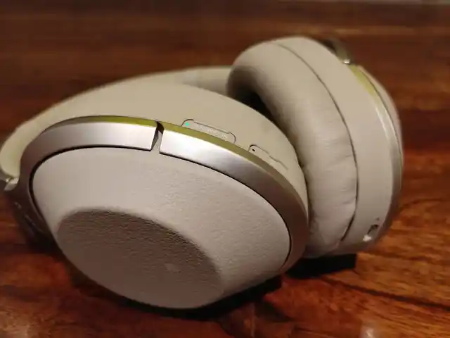 The WH-1000MX2 is capable of delivering 30 hours of wireless music playback