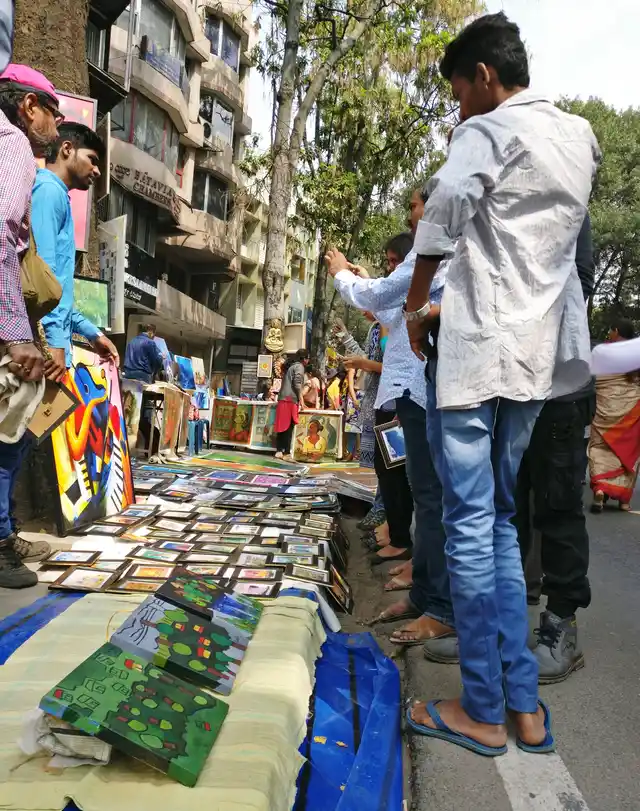 Artists from all over the country were seen exhibiting their colourful canvasses on the streets.