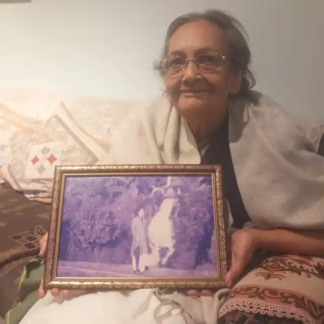 Netaji’s niece Chitra Bose poses with his portrait. 