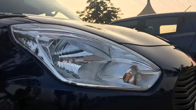 The V variants get normal parabolic reflector halogen headlamps and no DRLs. 
