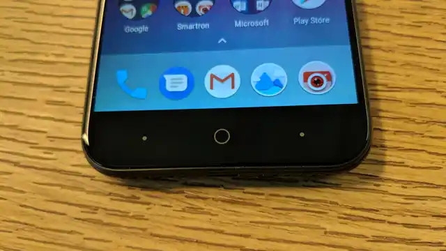 Soft touch buttons to navigate the phone.