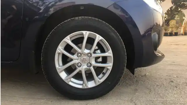 The 15-inch alloys on the mid-variant V variants is a simpler design. 