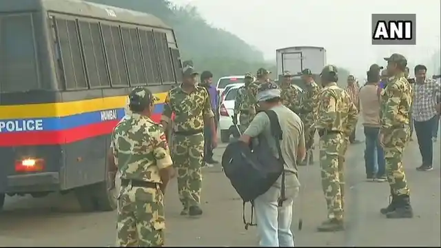Police deployment at the Mumbai Eastern Expressway on the morning of 3 January.