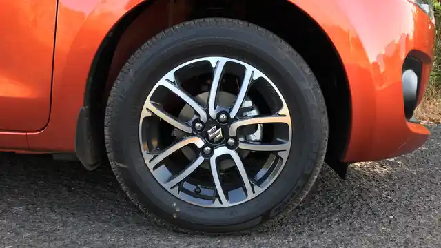 The two-tone design of the 15-inch alloys on the Z variants (top-end models) of the Swift. 