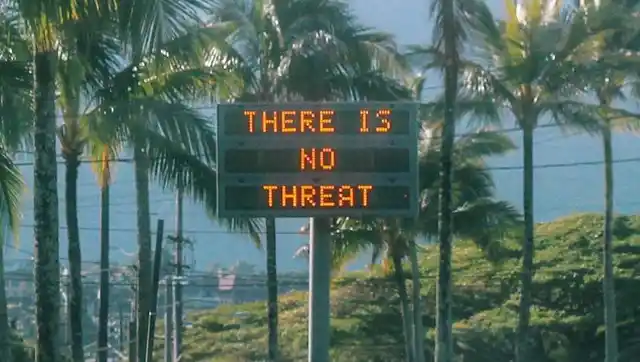 An electronic sign reads “There is no threat” in Oahu, Hawaii, US, after a false emergency alert.