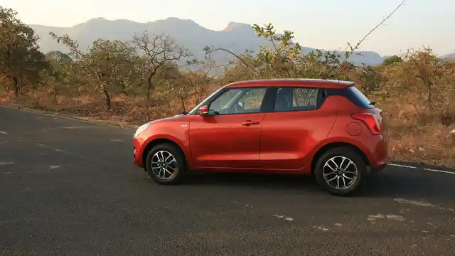 In profile, the floating roof design is quite apparent. Notice the lack of a rear door handle on the shoulder. It’s on the pillar instead. 
