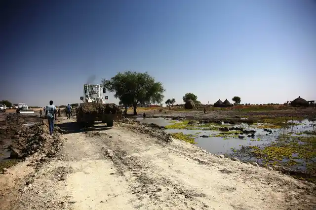 The UN Peacekeeping Mission engineers carried white soil from South Sudan’s Malakal to the collapsed bridge near Akoka. 