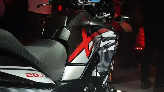 Xtreme 200R is heavy on graphics, at least on the tank. 
