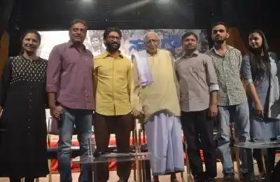 Bengaluru: Freedom Fighter HS Doreswamy with film-maker Kavitha Lankesh, Gujarat MLA Jignesh Mevani and student leaders Kanhaiya Kumar, Umar Khalid and Shehla Rashid Shora during a programme organised on Gauri Lankesh