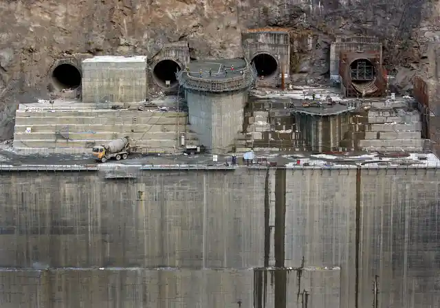 Men work at the Punatsangchu hydroelectric power project near the town of Wangdue Phodrang, Bhutan, 13 December 2017. 