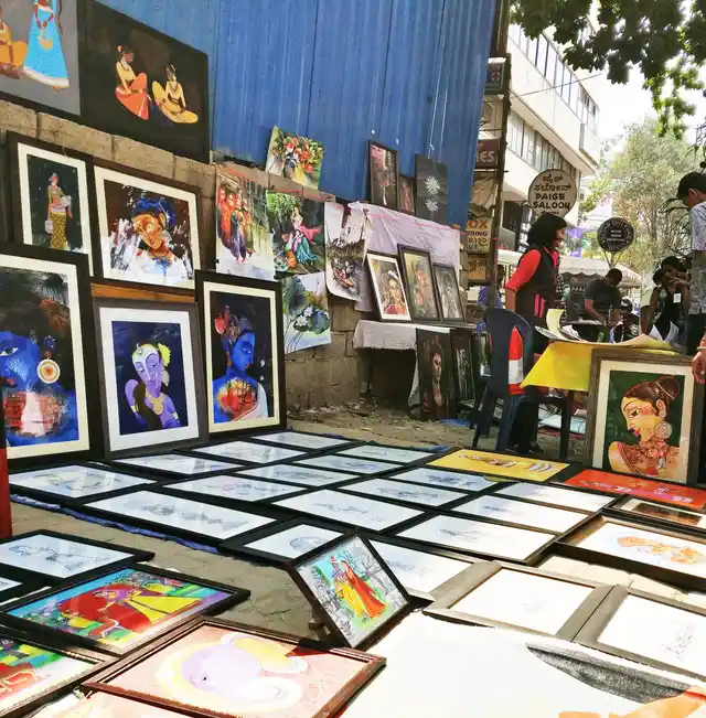 The fair attracted thousands of art aficionados from every corner of the city.