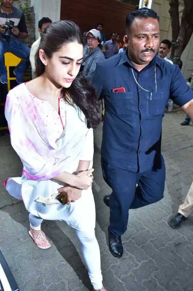 Sara Ali Khan makes her way towards Anil Kapoor’s residence.