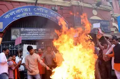 Kolkata: BJYM activists stage a demonstration against supply of contaminated water in front Kolkata Municipal Corporation head office in Kolkata on Feb 13, 2018. (Photo: IANS)
