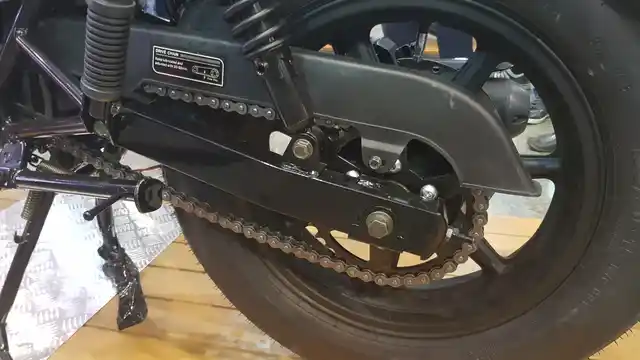 Front and rear tyres on the Duty Ace get disc brakes. 