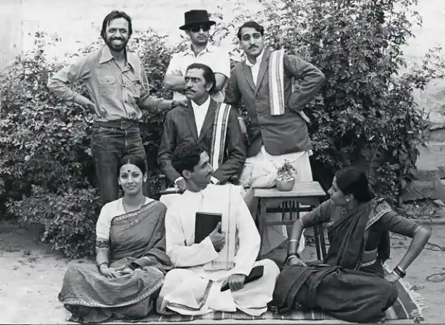 Benegal with Amrish Puri, Anant Nag, Mohan Agashe, Shabana Azmi, Naseeruddin Shah and Smita Patil on the sets of <i>Nishant </i>from 1975.