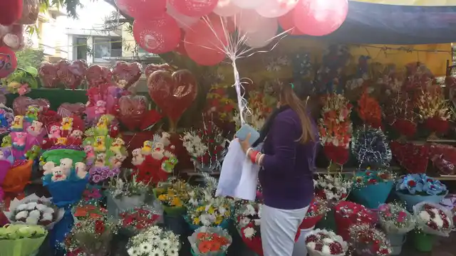A woman choosing bouquets at Singh’s shop.