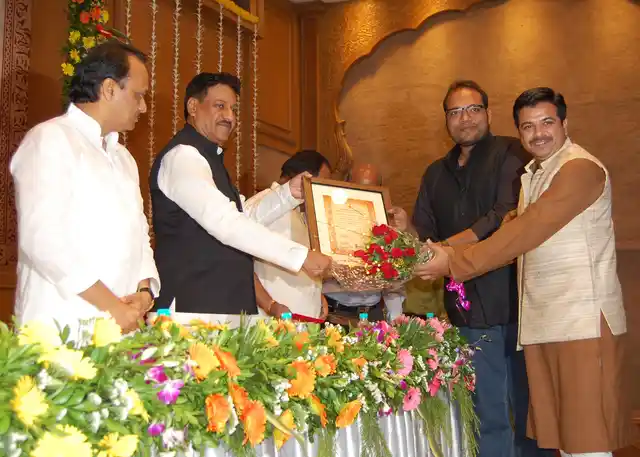 Nilesh Navalakha and Vivek Kajaria receive the state appreciation award after their National Award win for <i>Fandry</i>.