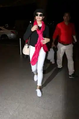 Mumbai: Actress Jacqueline Fernandez seen at Chhatrapati Shivaji Maharaj International airport in Mumbai on Dec 26, 2017. (Photo: IANS)