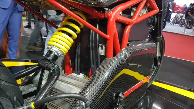 The design of Lucat has borne out of its assembled parts. 