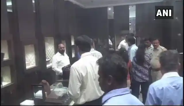 ED conducts raids at a Gili showroom in Thane.