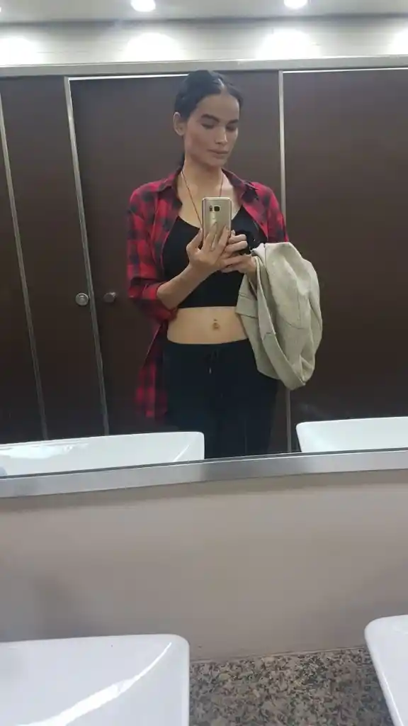 A perfect mirror selfie at the end of the day. 
