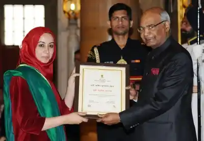 New Delhi: President Ram Nath Kovind presents Nari Shakti Puruskar for the year 2017 to Mehvish Mushtaq, Srinagar, during a programme organised on International Women’s Day, at Rashtrapati Bhavan, in New Delhi on March 8, 2018. (Photo: IANS/PIB)