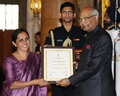New Delhi: President Ram Nath Kovind presents Nari Shakti Puruskar for the year 2017 to Dr. Lizymol Philipose Pamadykandathil, Thiruvananthapuram during a programme organised on International Women’s Day, at Rashtrapati Bhavan, in New Delhi on March 8, 2018. (Photo: IANS/PIB)