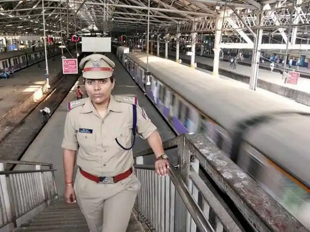 RPF cop Rekha Mishra. (Photo Courtesy: Twitter)